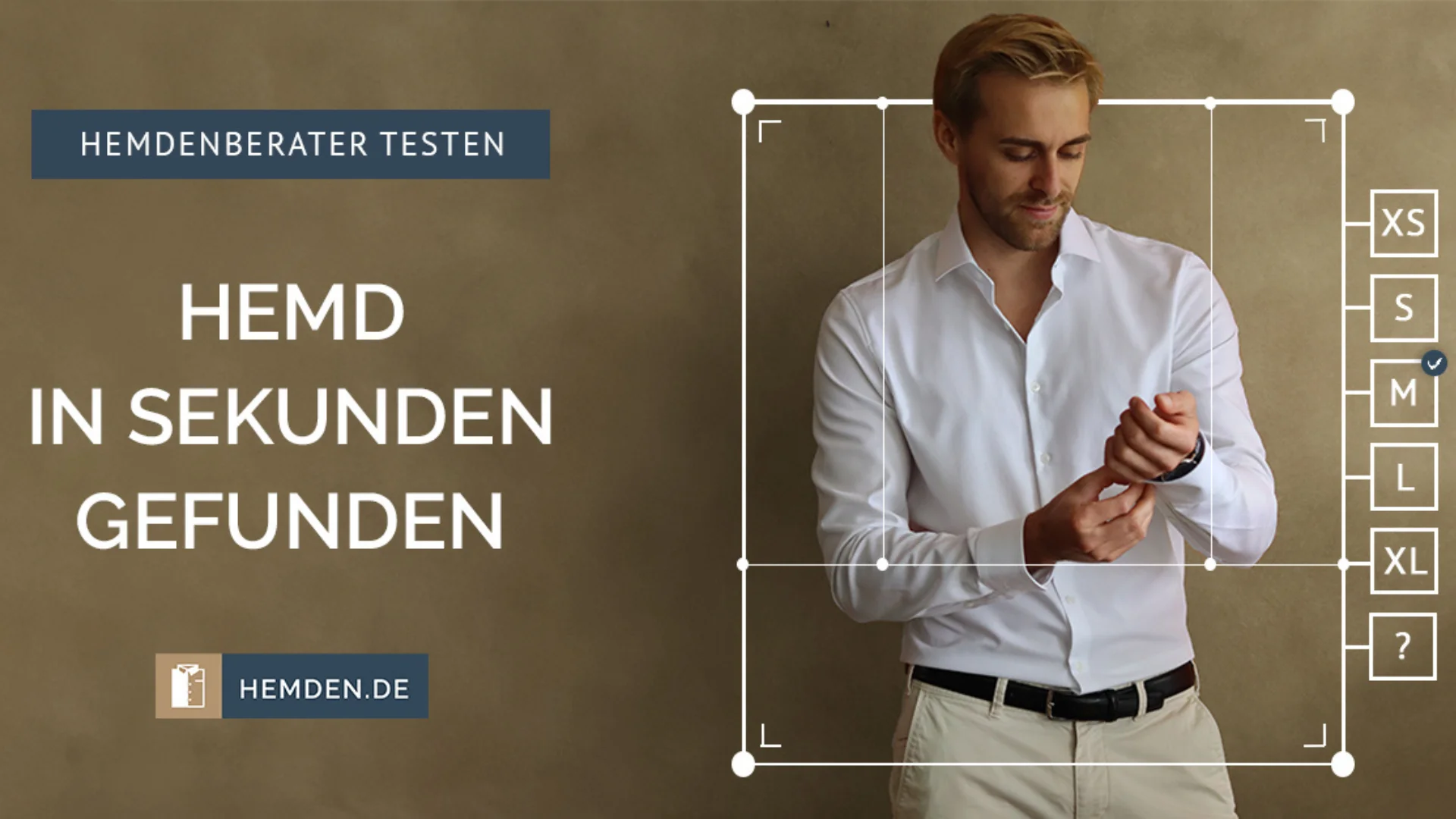Ein Mann in einem weißen Hemd überprüft seine Uhr vor einem neutralen Hintergrund. Text: "Hemdenberater testen".
